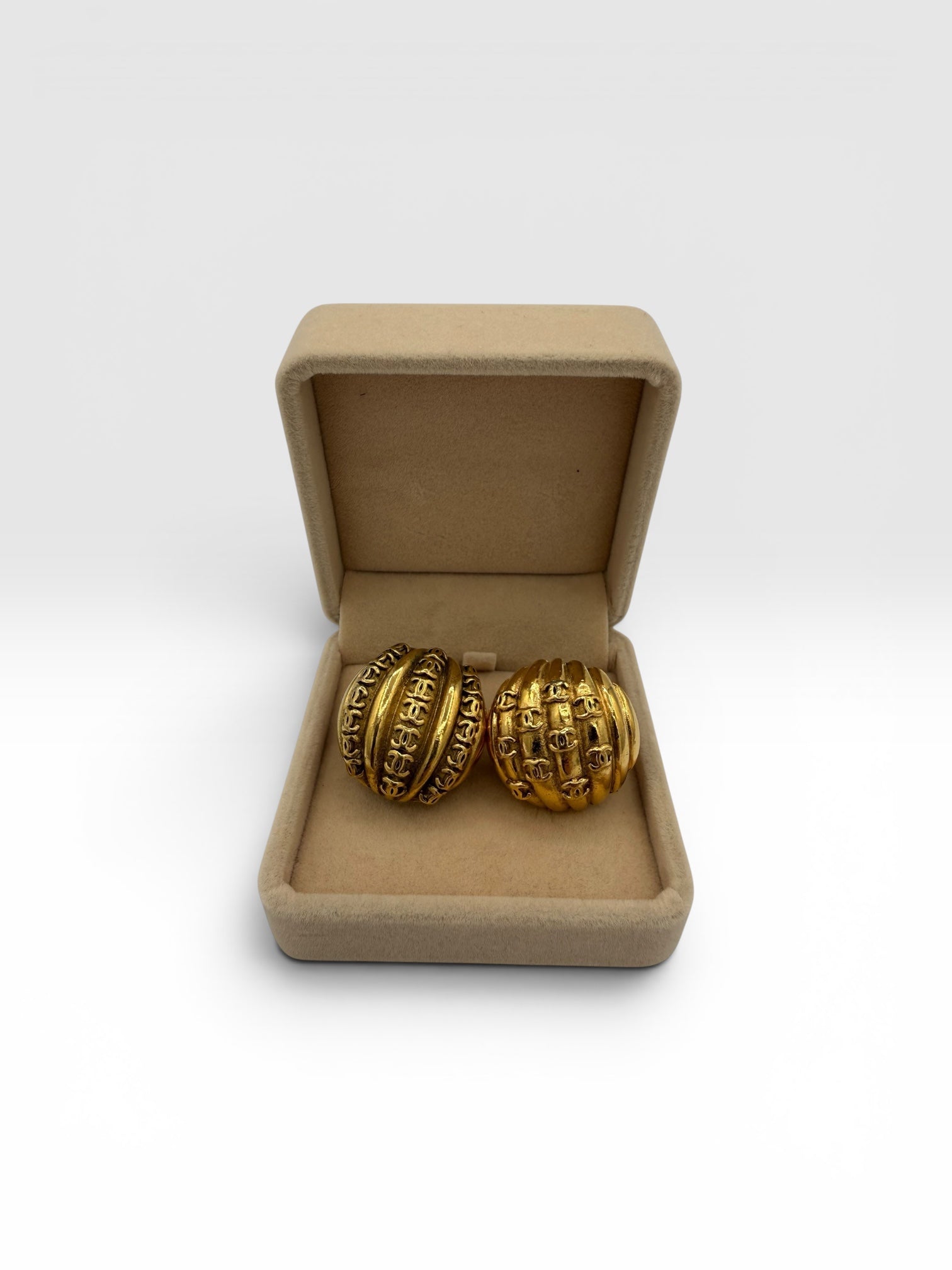 Chanel Vintage 1989 Gold Tone CC Ribbed Clip-On Earrings Collection 23